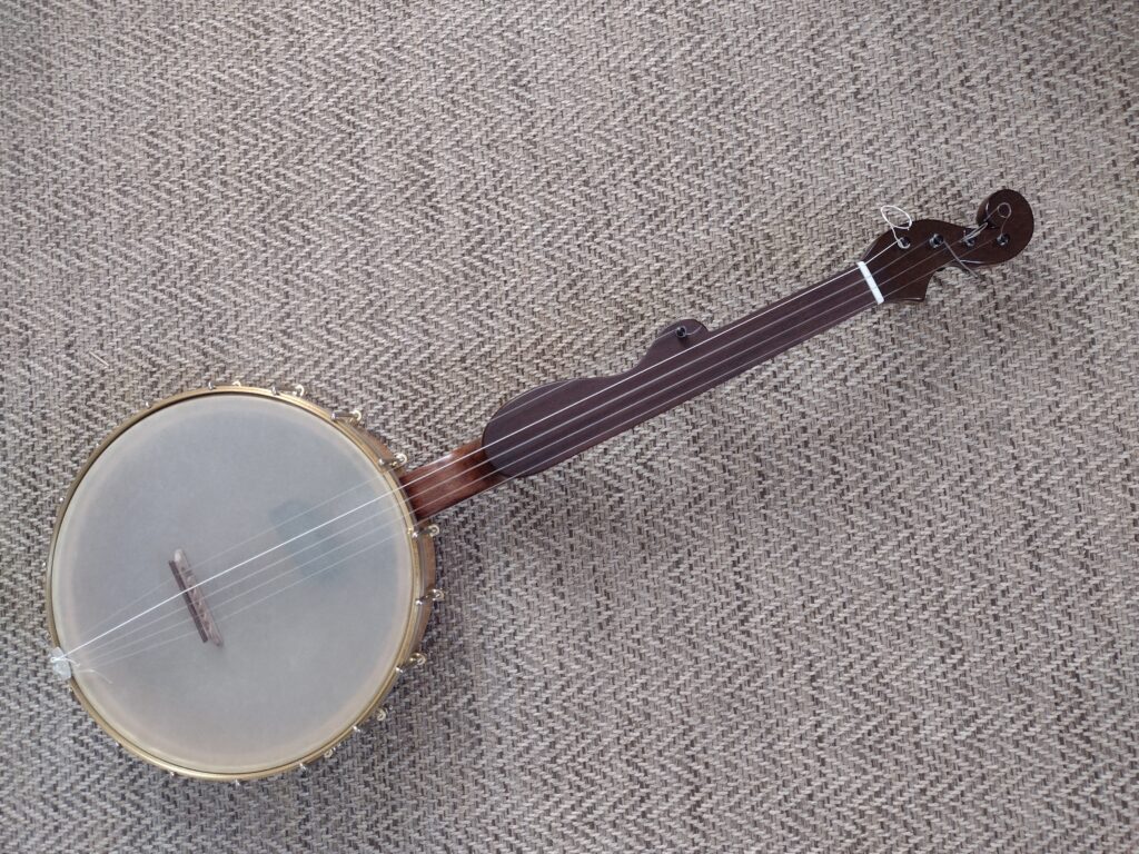 The front of a five string banjo